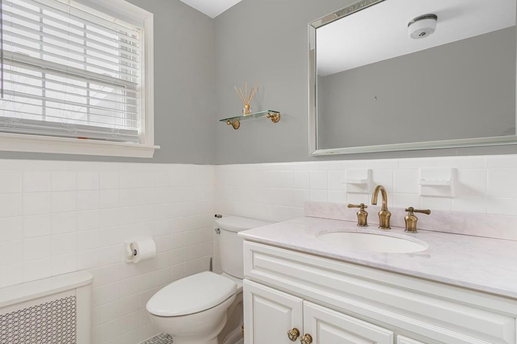 27 Don Ave, East Providence RI  02916-2302 exterior