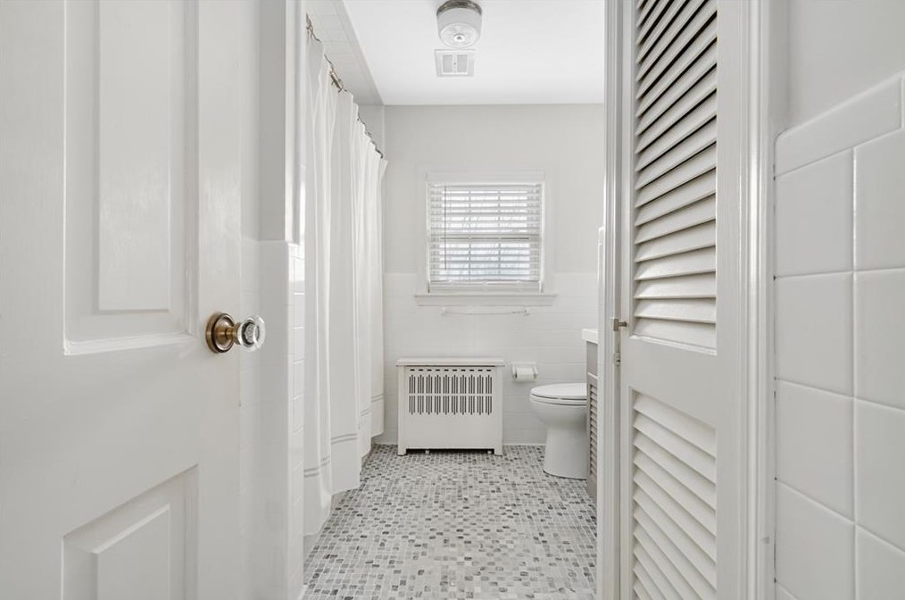 27 Don Ave, East Providence RI  02916-2302 exterior