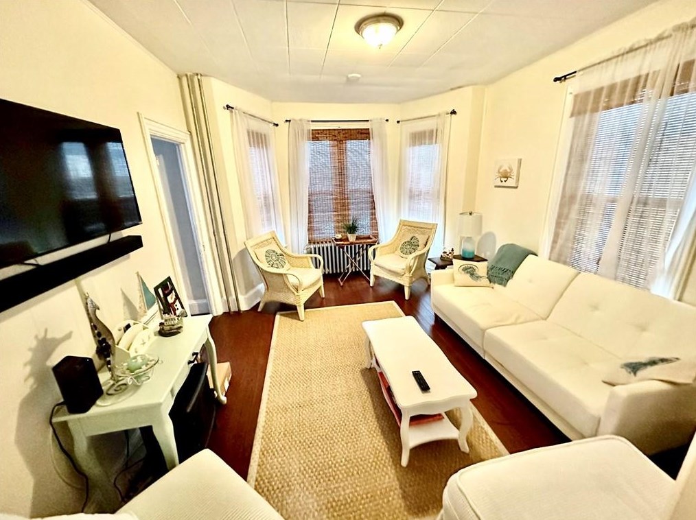 13 Brewer St, Middletown, RI 02840