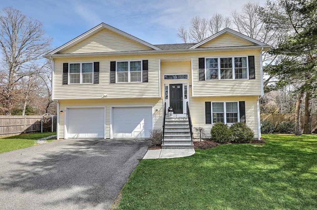 2 Leigh Ln, East Providence, RI 02915-1622