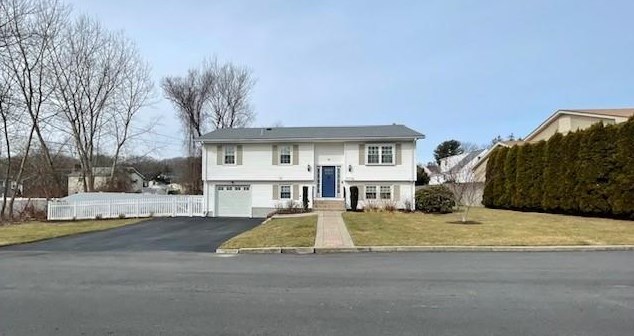 31 Wine St, Cranston, RI 02920-1819