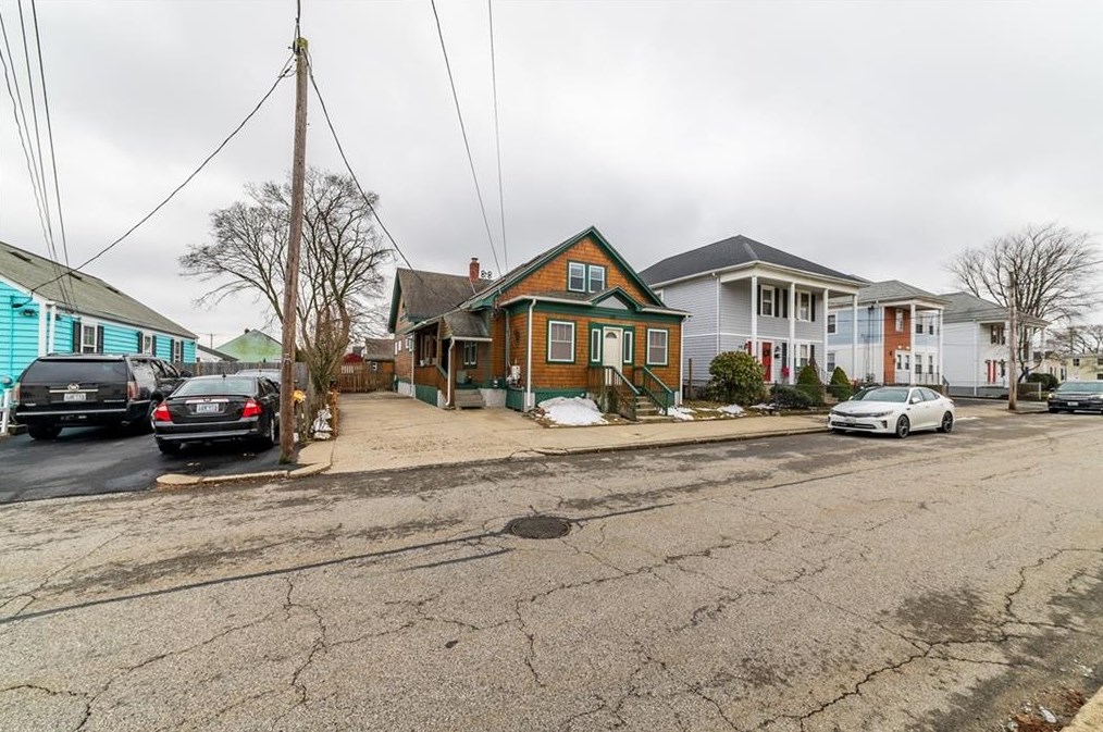 383 Carter Ave, Pawtucket, RI 02861 exterior