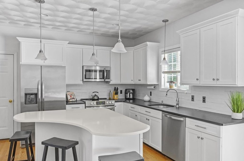 15 Wickham Ct, Cranston, RI 02921-1367