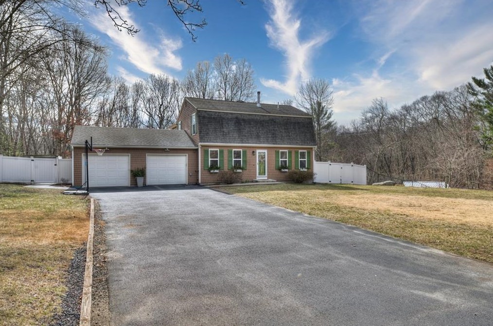 17 Hideaway Ln, North Kingstown, RI 02852