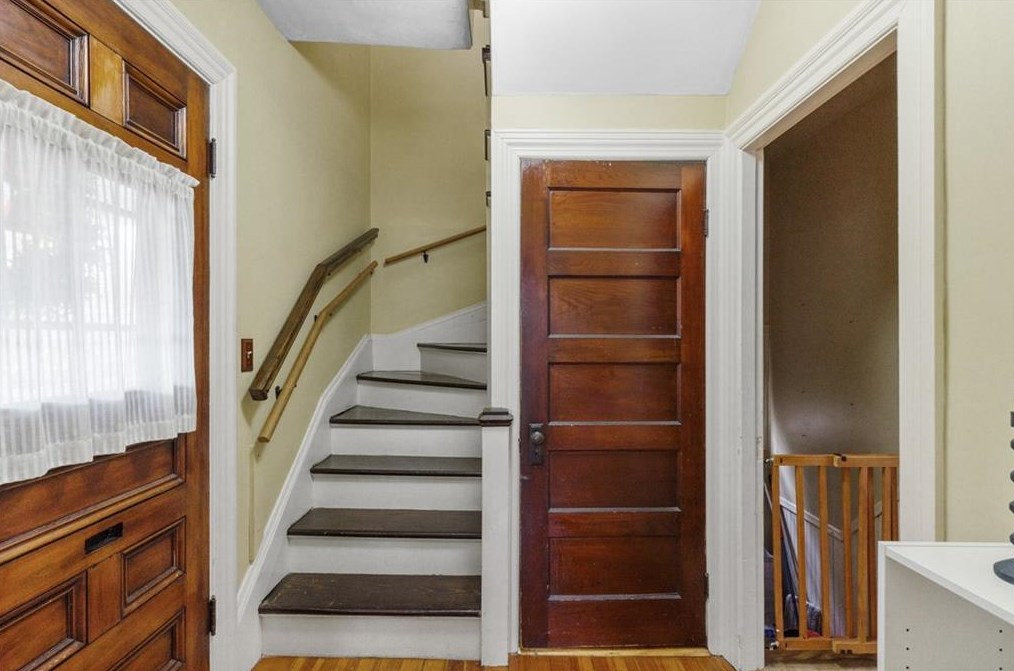 77 Blackamore Ave, Cranston, RI 02910-4547