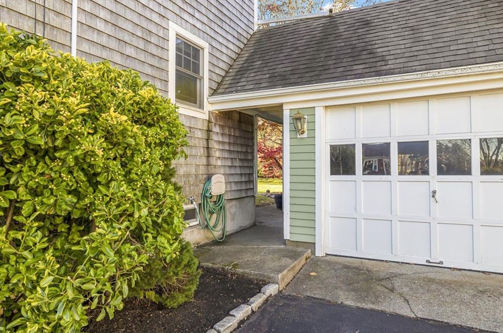 29 Willow Ave, Middletown, RI 02842