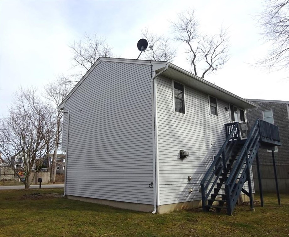 34 Berkley Ave, Portsmouth RI  02871-5504 exterior