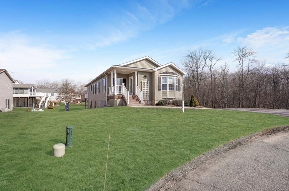 16 Sparrow Dr, Tiverton, RI 02878
