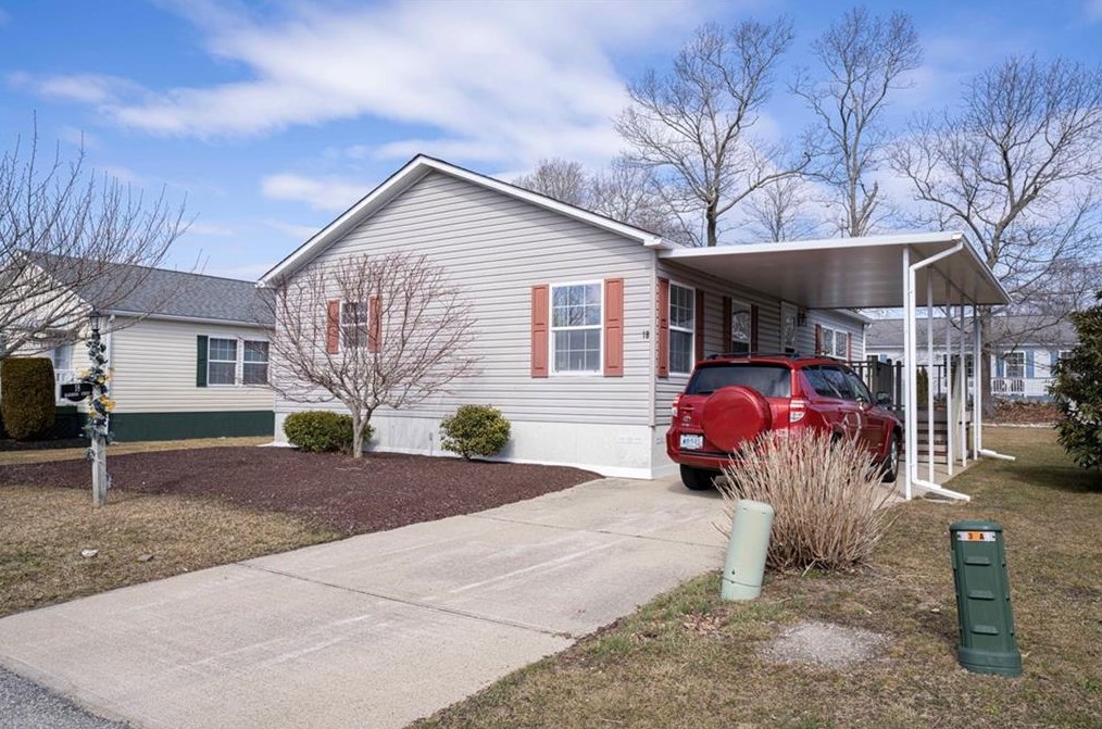 18 Blackbird St, Tiverton, RI 02878
