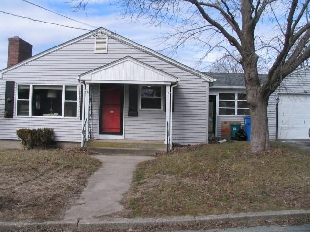 15 Leicester Dr, Lincoln, RI 02865