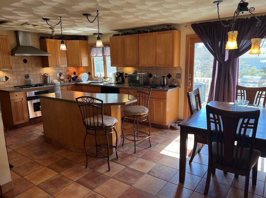 11 Pinewood Dr, North Providence, RI 02904