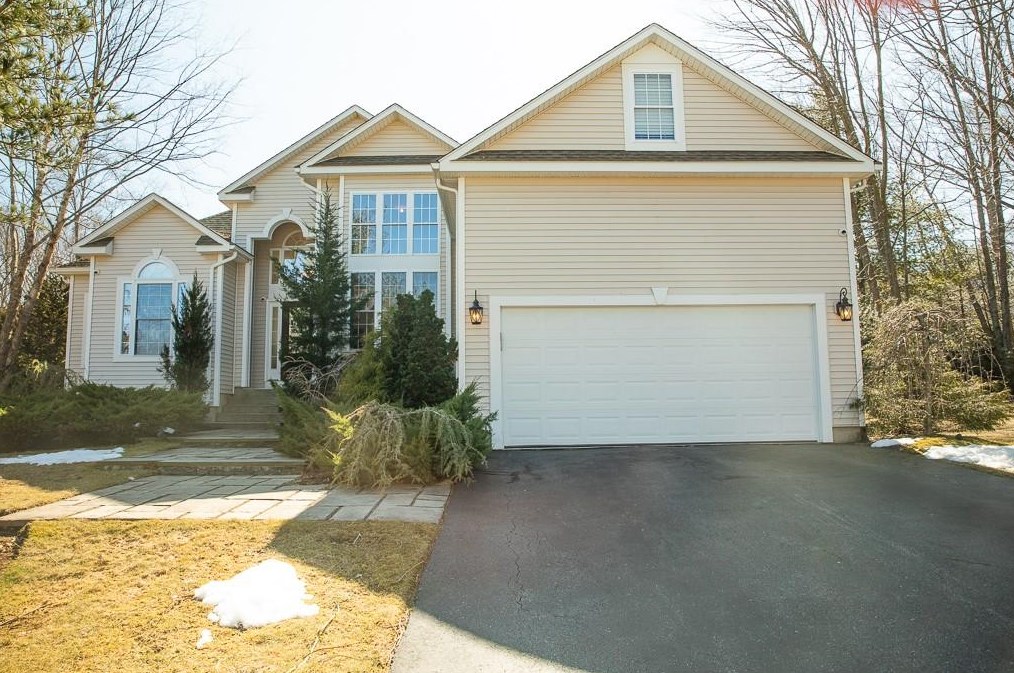 25 Hummingbird Ln, Cranston, RI 02921-3553