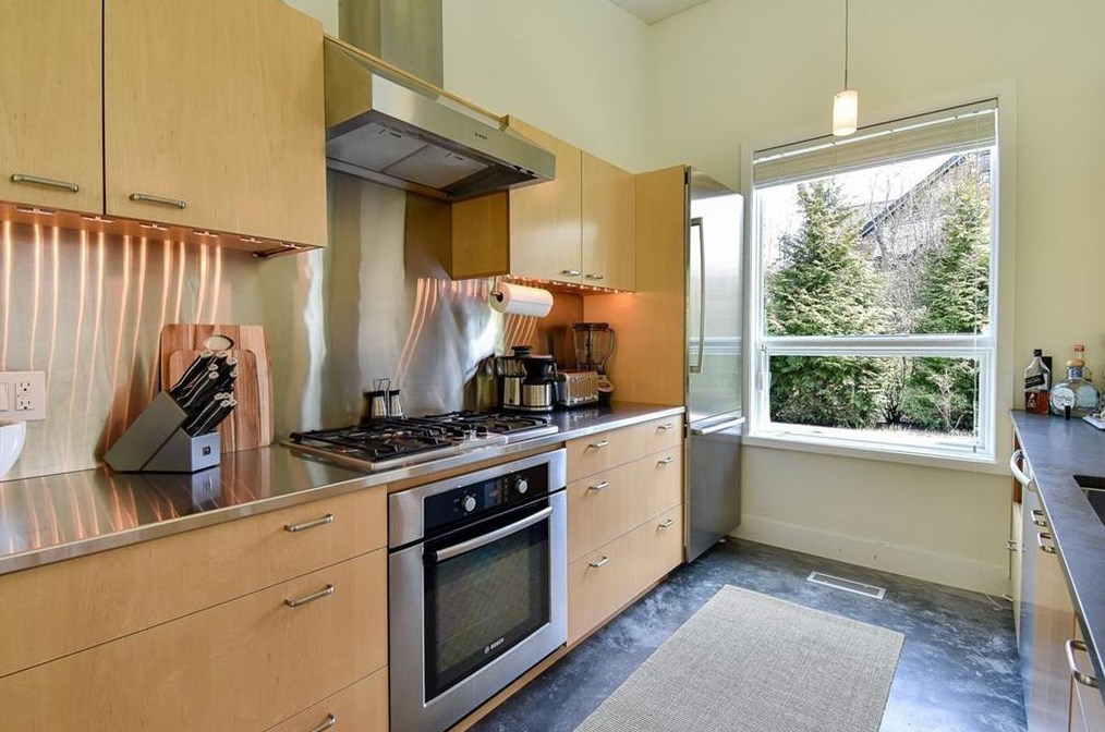 75 Blueberry Ln, Jamestown RI 02835-2901 exterior