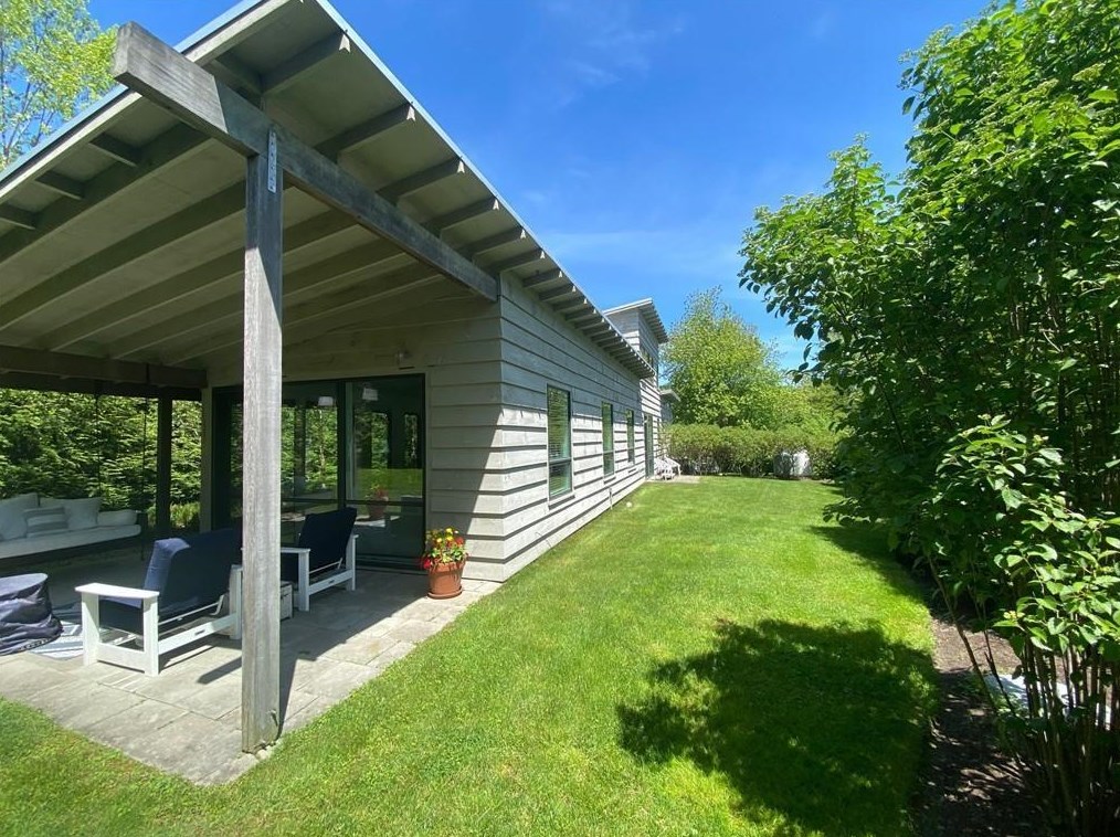 75 Blueberry Ln, Jamestown RI 02835-2901 exterior