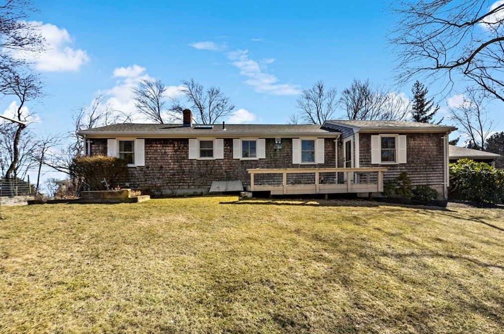 1 Meeting House Rd, Lincoln RI  02865-3806 exterior