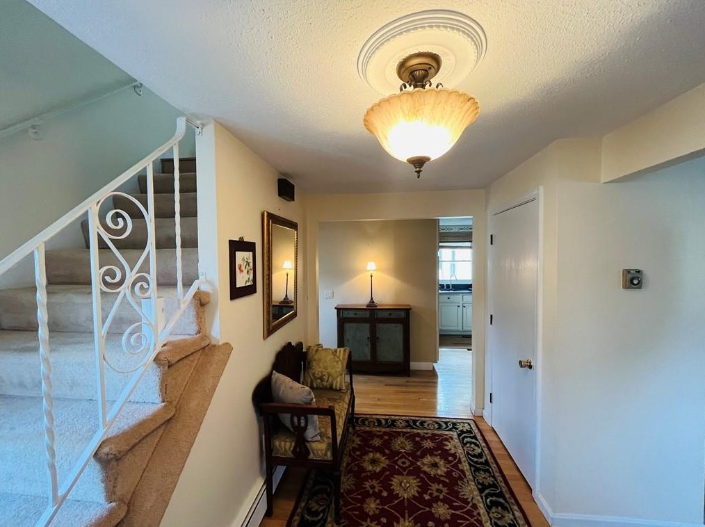 2 Marian Ln, Woonsocket, RI 02895