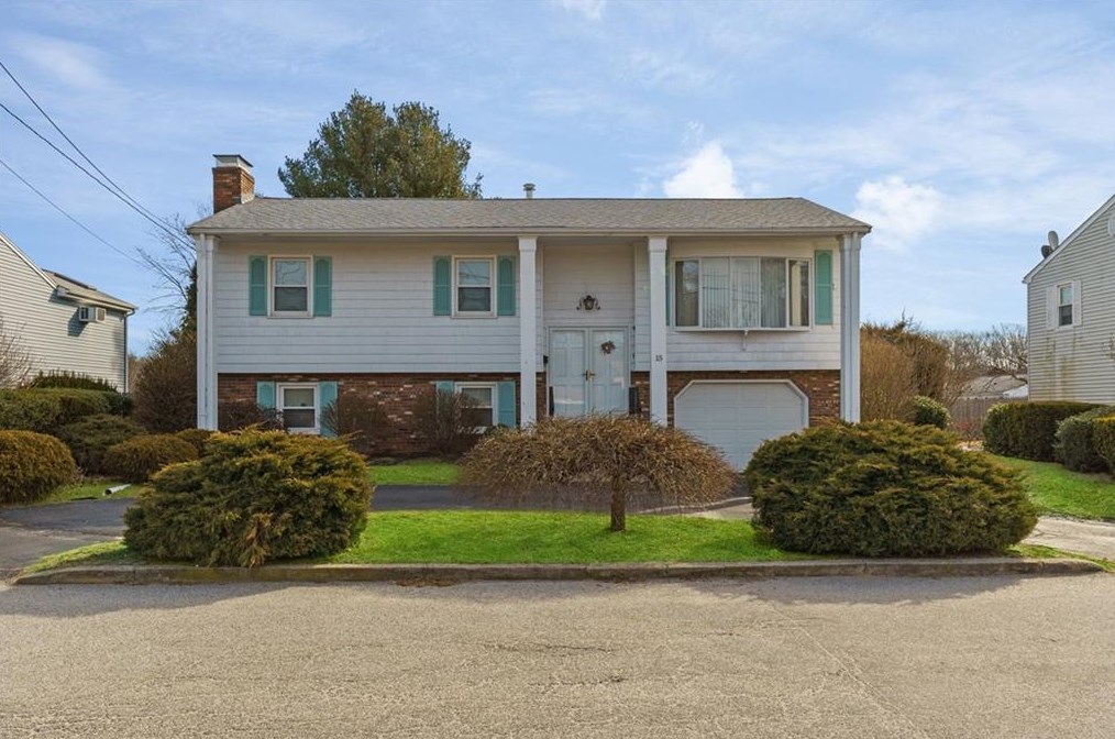 15 Burdick Dr, Cranston, RI 02920-1517