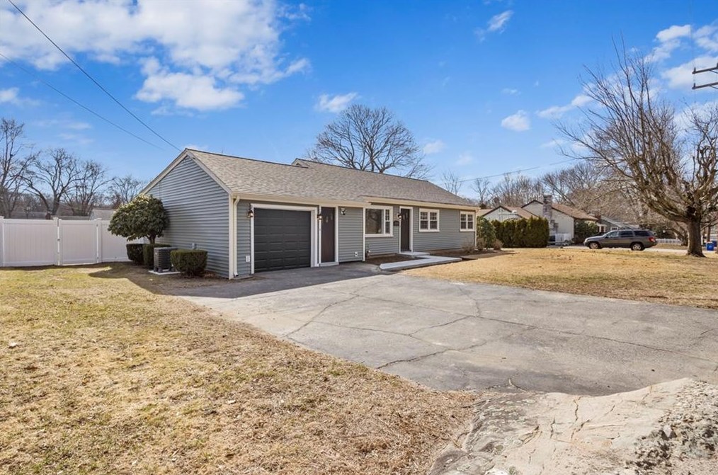 684 County Rd, Barrington, RI 02806