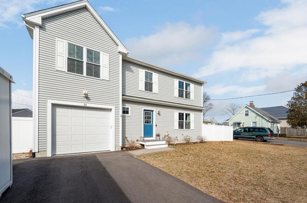 32 Drolet Ave, Pawtucket, RI 02861-1224