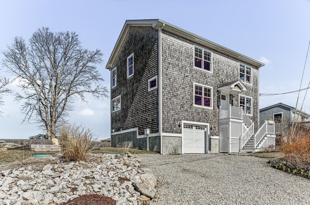 18 Water St, Portsmouth, RI 02871-4122