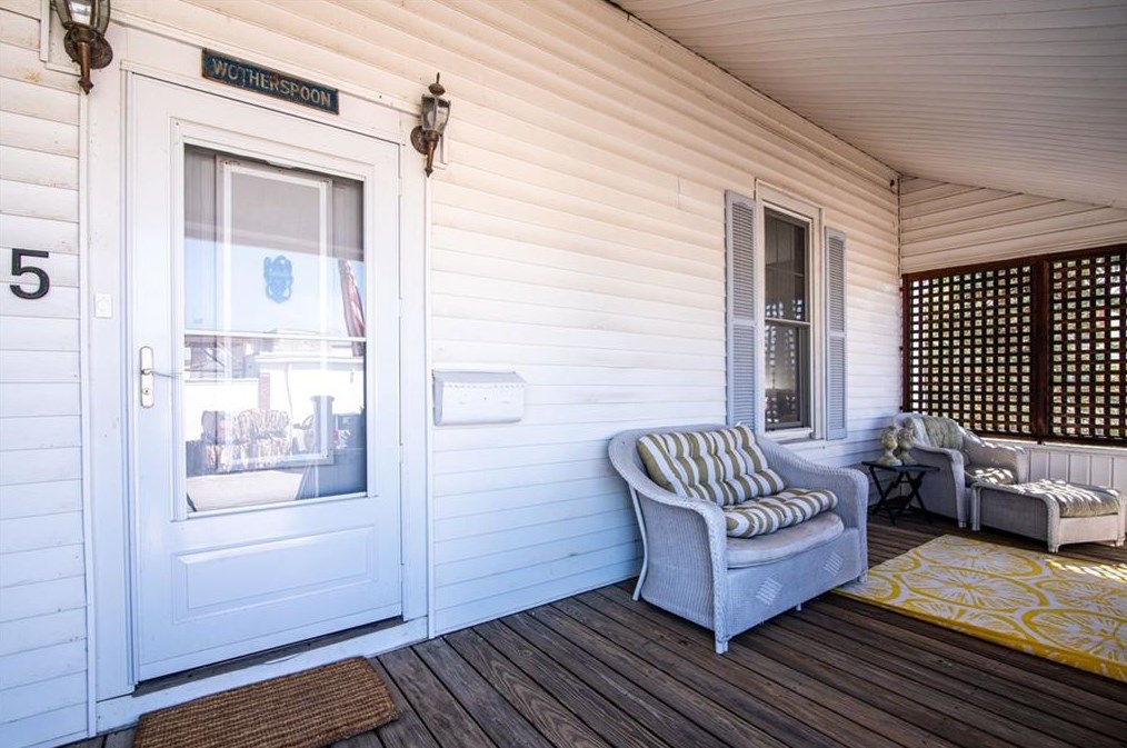 5 Columbia Ave, Jamestown RI  02835-1307 exterior