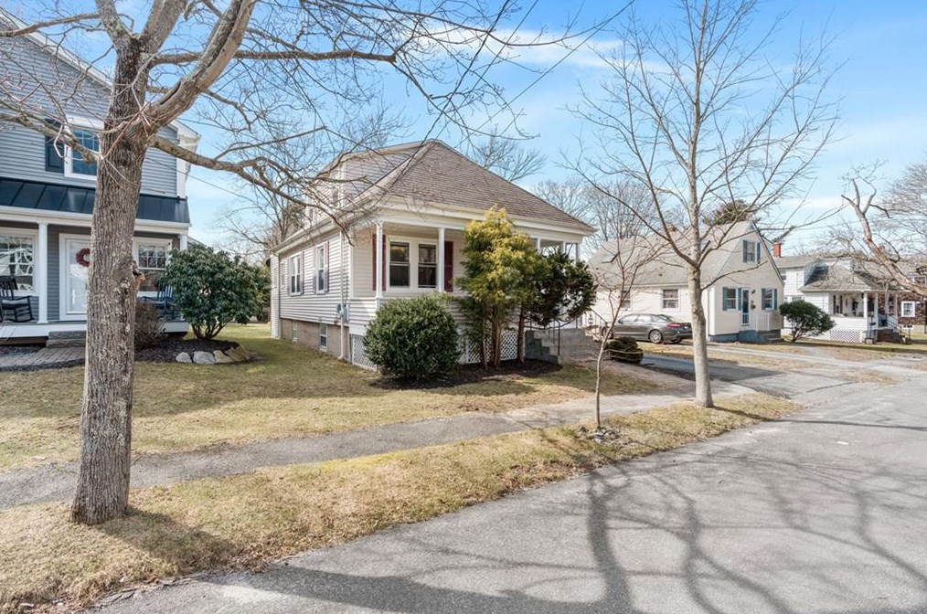 30 Bradford St, Warren, RI 02885