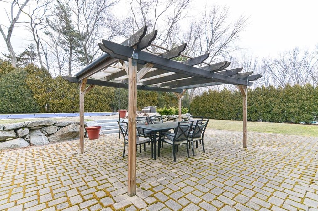 107 Woodlawn Ave, Bristol RI  02809-3016 exterior