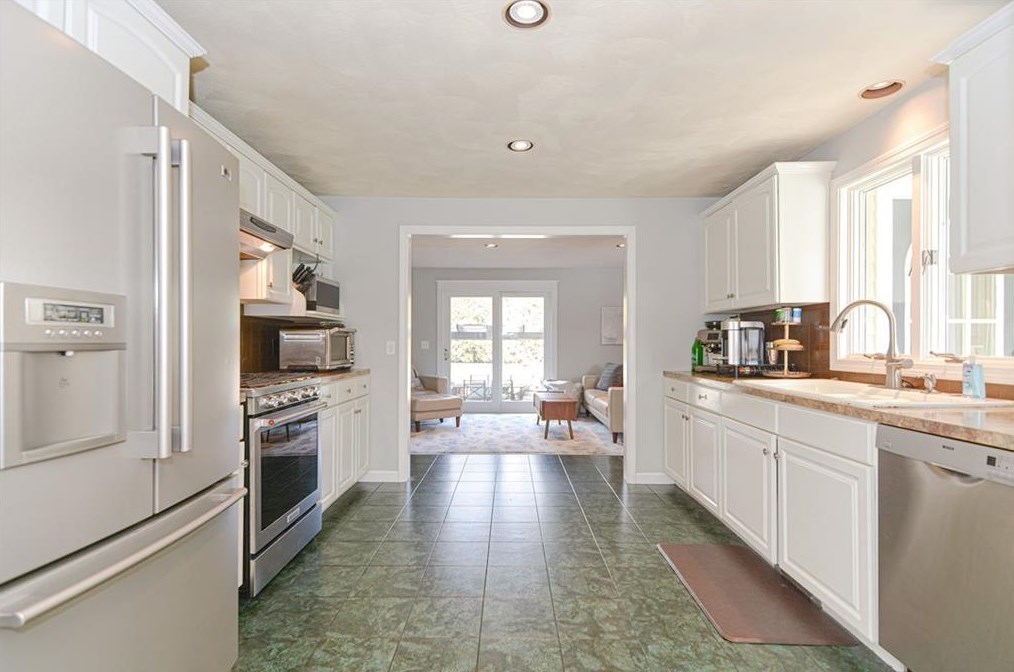 107 Woodlawn Ave, Bristol RI  02809-3016 exterior