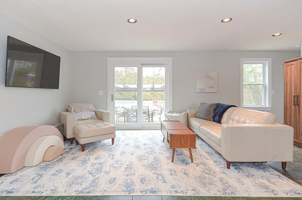 107 Woodlawn Ave, Bristol RI  02809-3016 exterior