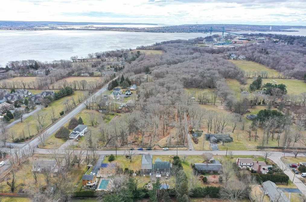 107 Woodlawn Ave, Bristol RI  02809-3016 exterior