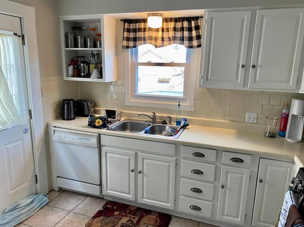 24 Hammond St, Middletown, RI 02840