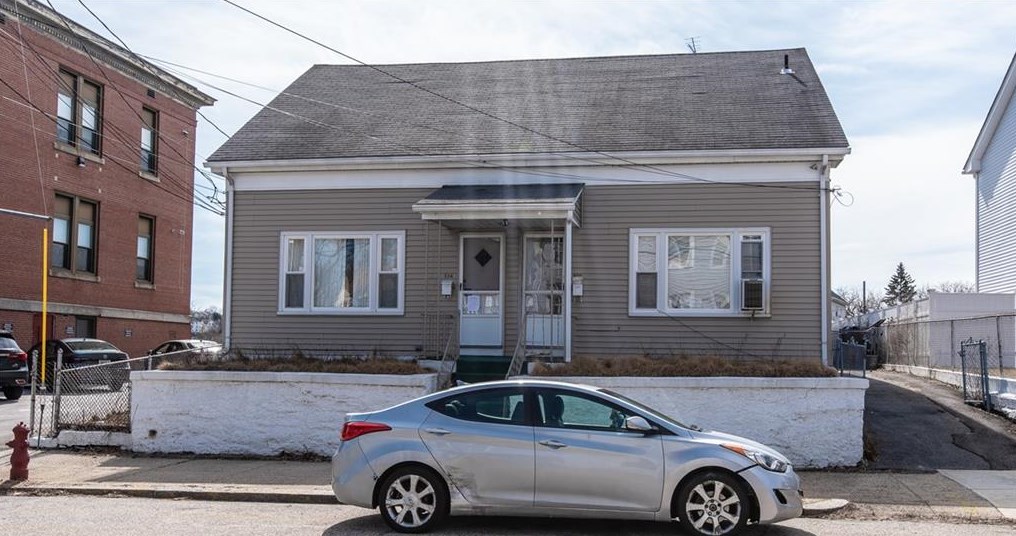 134 High St, Woonsocket, RI 02895