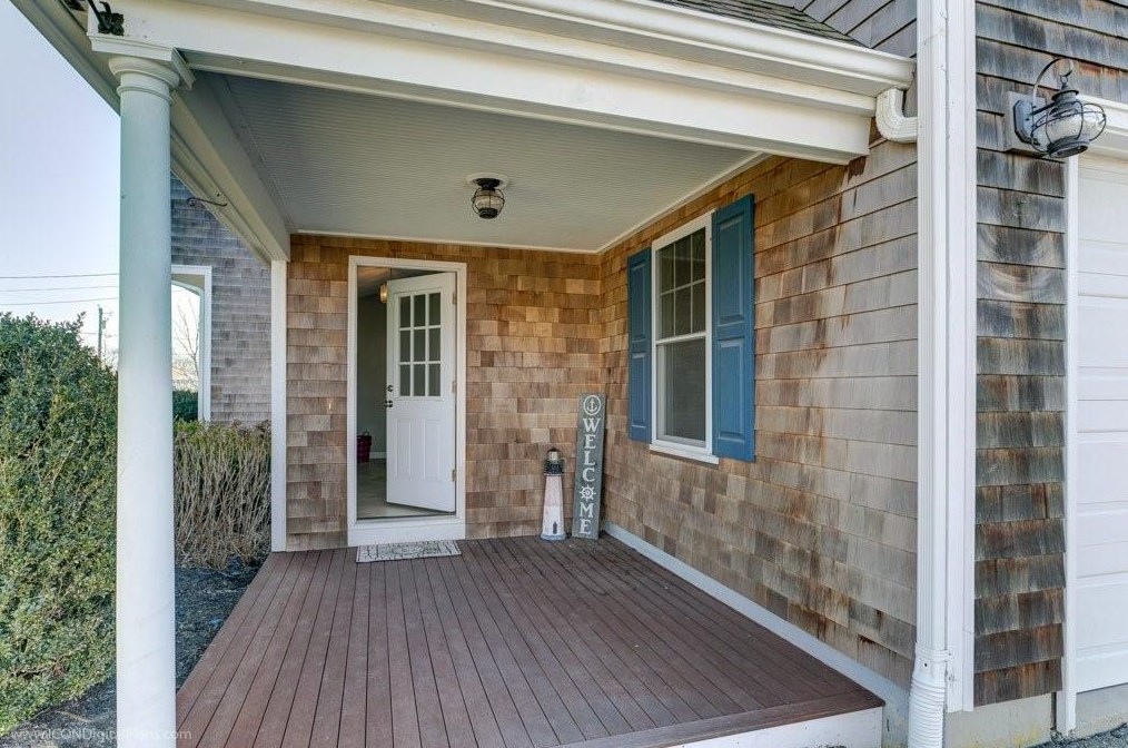 9 Hicks Ln, Portsmouth RI  02871-1971 exterior