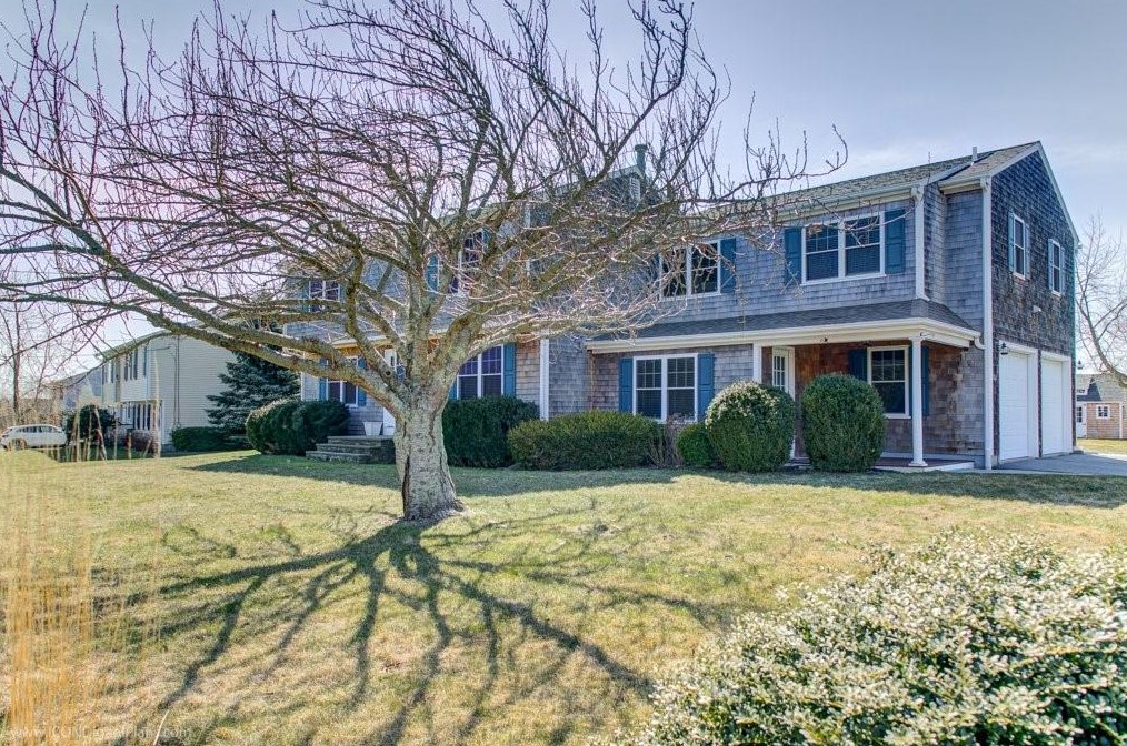 9 Hicks Ln, Portsmouth, RI 02871 exterior