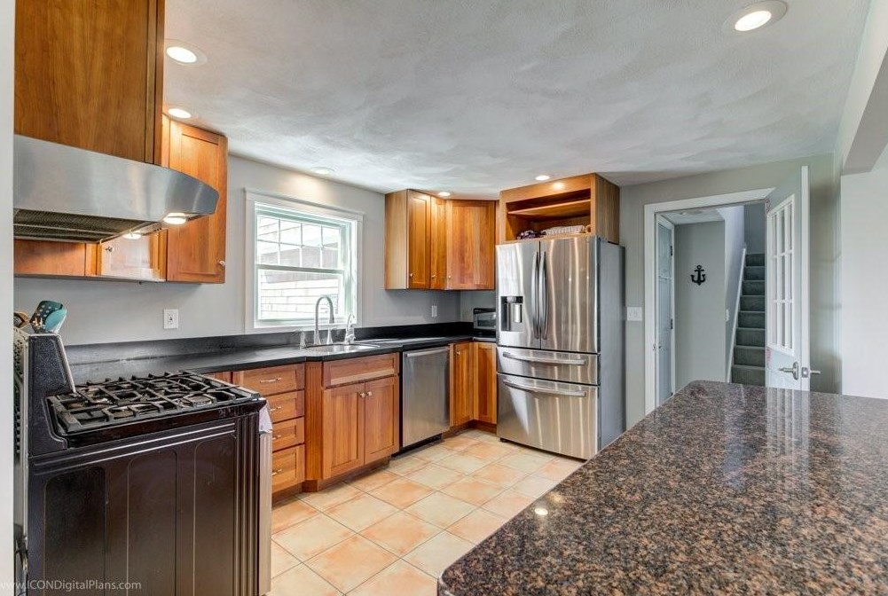 9 Hicks Ln, Portsmouth RI  02871-1971 exterior