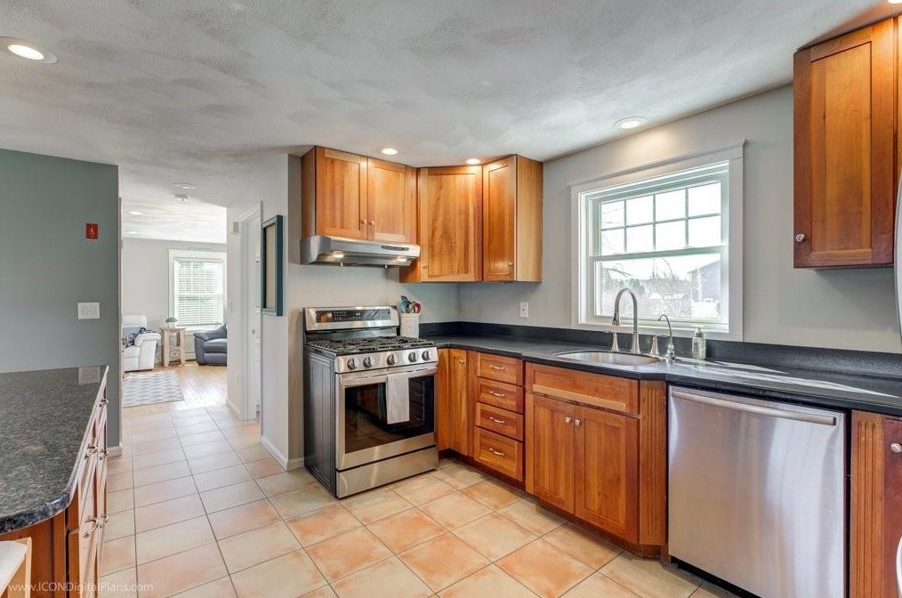 9 Hicks Ln, Portsmouth RI  02871-1971 exterior