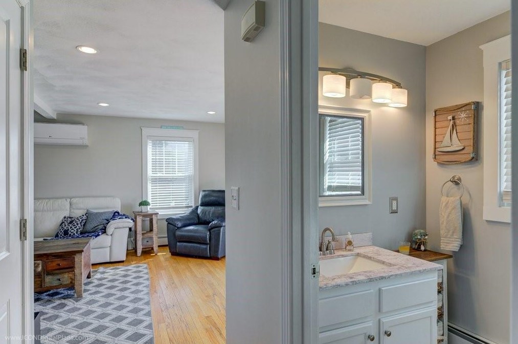 9 Hicks Ln, Portsmouth RI  02871-1971 exterior