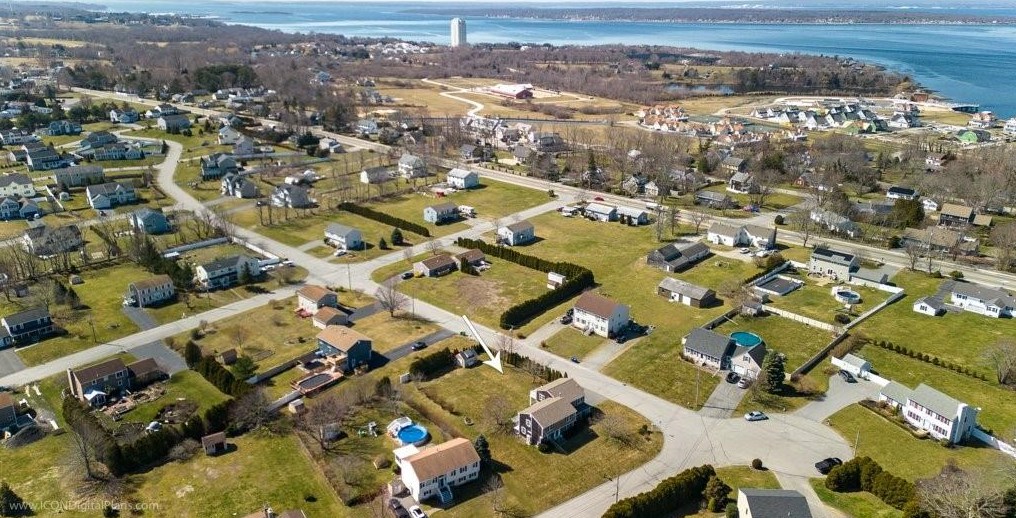 9 Hicks Ln, Portsmouth RI  02871-1971 exterior