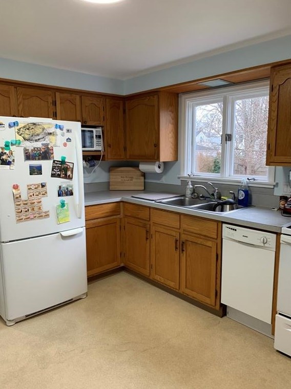 12 Yarnell Ave, Middletown, RI 02842