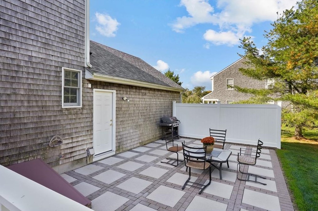 38 Passage Dr, Portsmouth RI  02871-1358 exterior