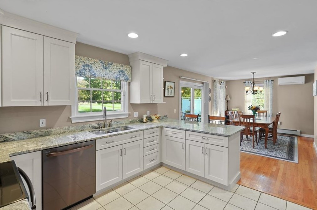 38 Passage Dr, Portsmouth RI  02871-1358 exterior