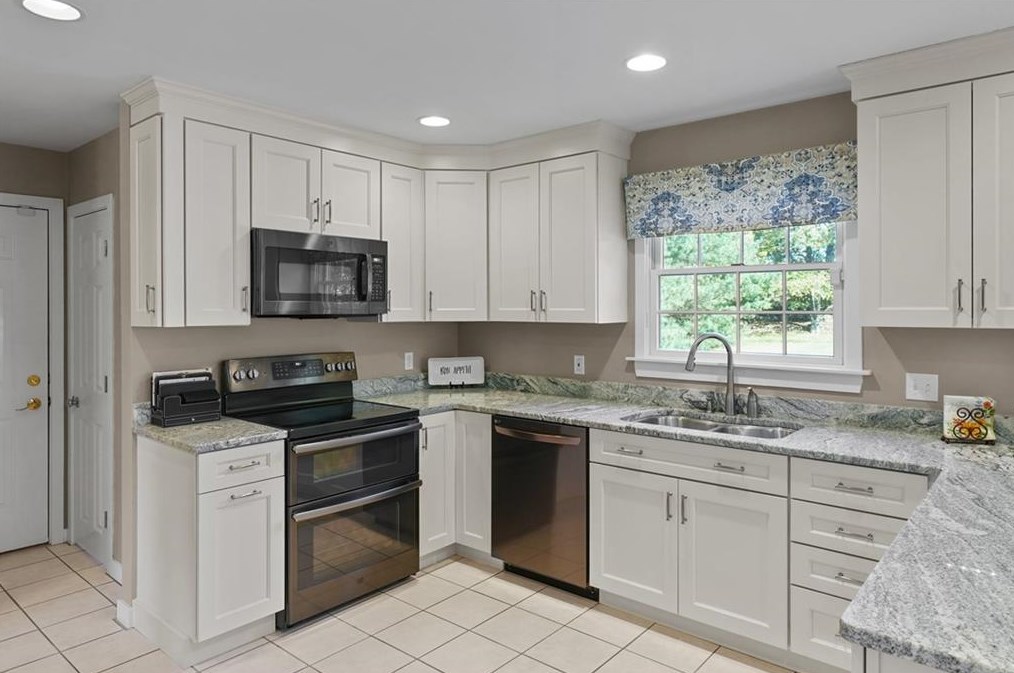 38 Passage Dr, Portsmouth RI  02871-1358 exterior