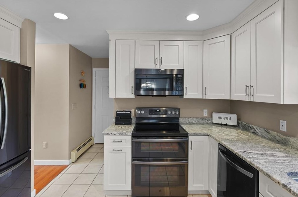 38 Passage Dr, Portsmouth RI  02871-1358 exterior