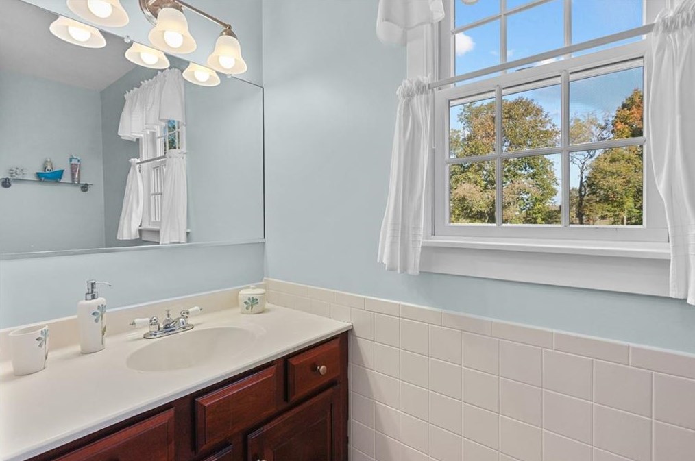 38 Passage Dr, Portsmouth RI  02871-1358 exterior