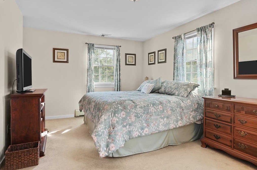 38 Passage Dr, Portsmouth RI  02871-1358 exterior