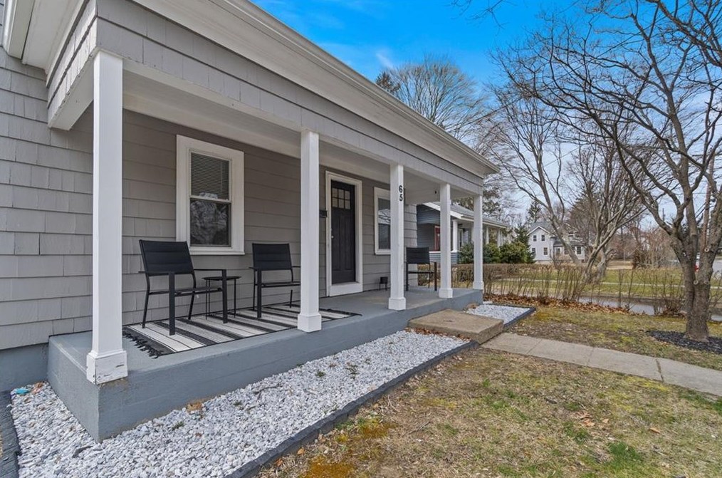 65 Greenwich Ave, West Warwick, RI 02893-5439