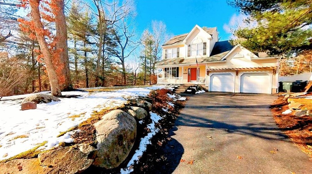 6 Evergreen Ct, Coventry, RI 02816