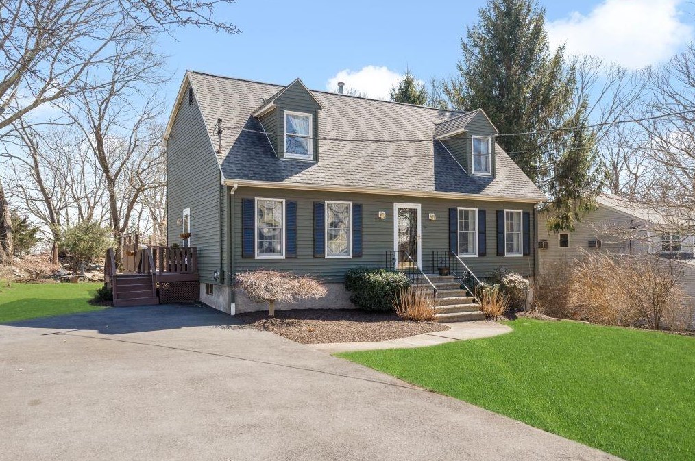 5 Ridgefield Rd, Lincoln, RI 02865