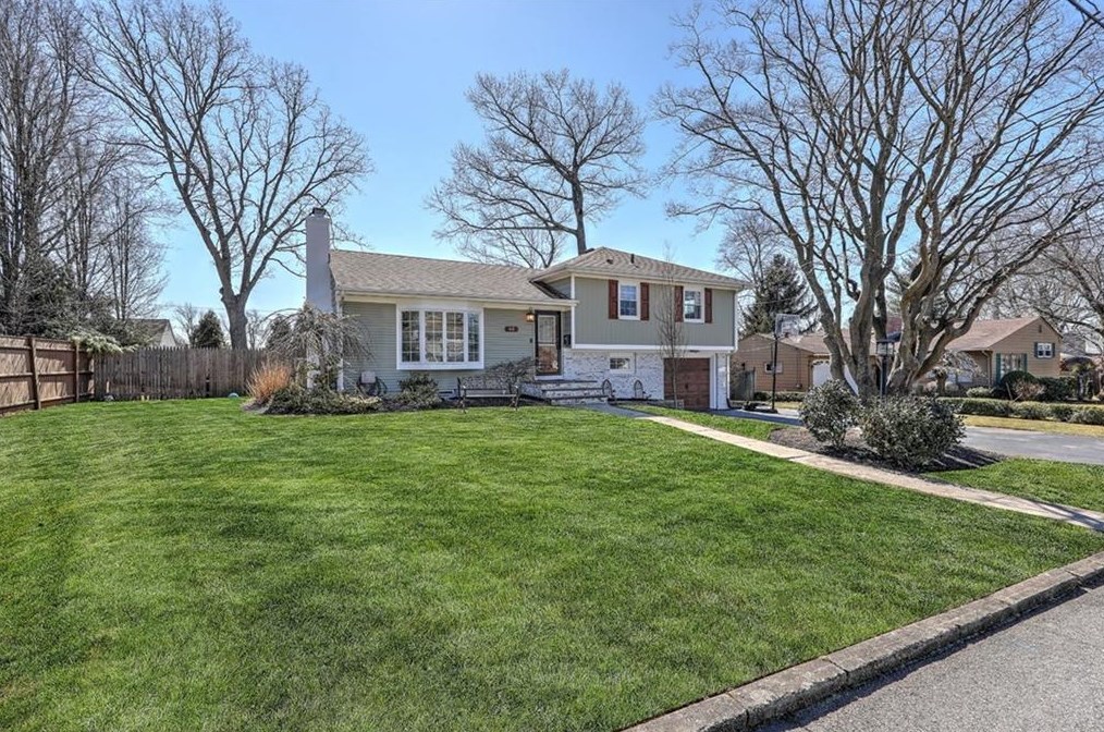 60 E Bel Air Rd, Cranston, RI 02920