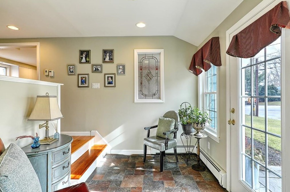 7 Lafayette Rd, Barrington, RI 02806